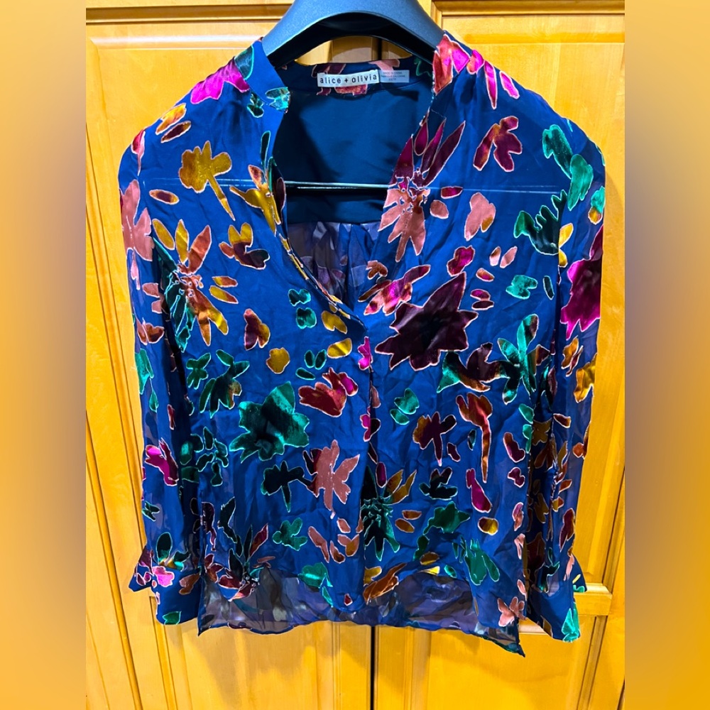 Alice + Olivia blue long sleeve silk colored flower blouse